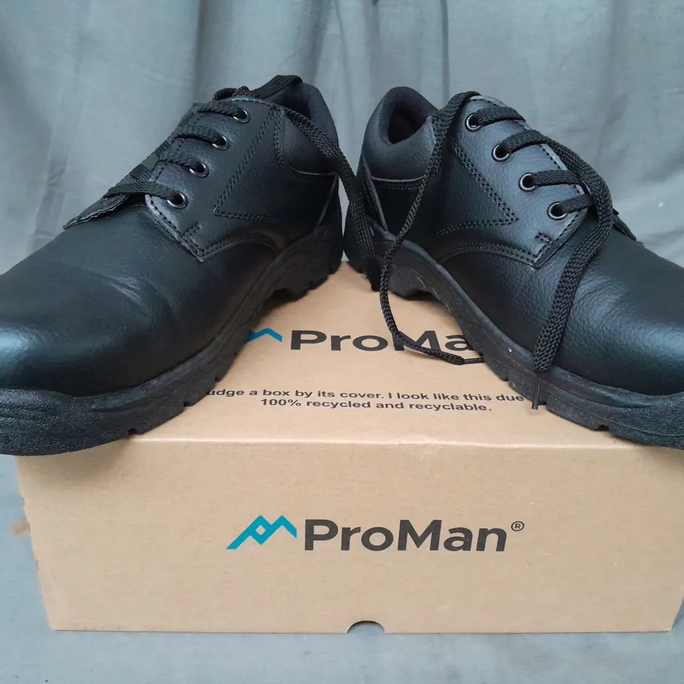 BOXED PAIR OF PROMAN CHUKKA SAFETY SHOES IN BLACK UK SIZE 11