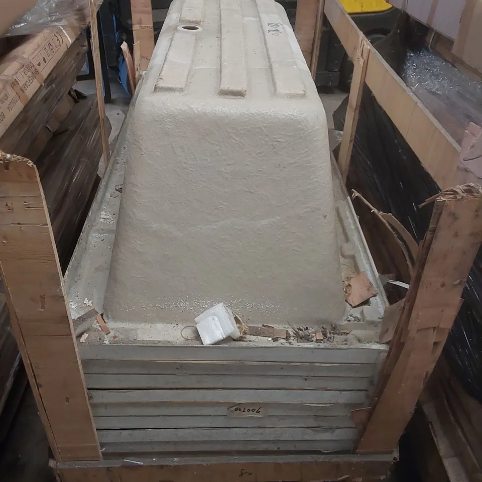 PALLET CONTAINING APPROXIMATELY 9x BATH TUBS