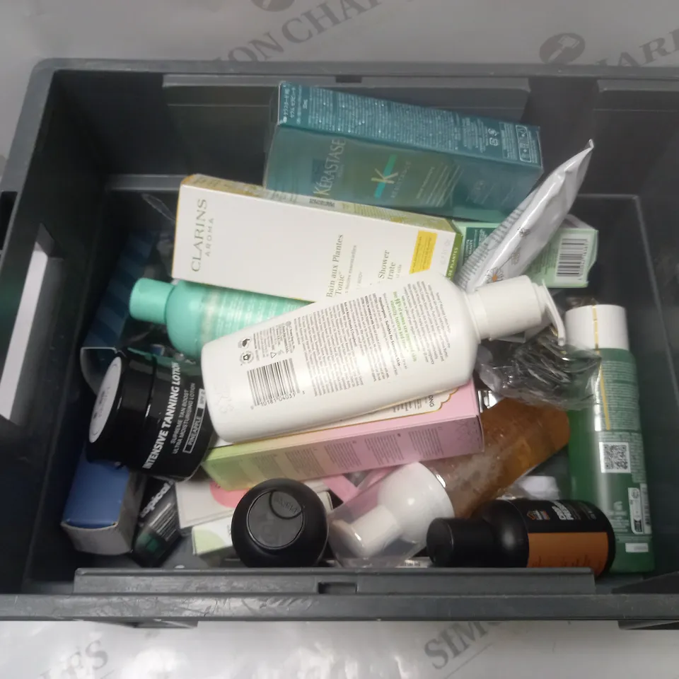 APPROXIMATLEY 20 COSMETICS ITEMS TO INCLUDE CLARINS AROMA TONIC BATH & SHOWER CONCENTRATE (200ml), DELHICIOUS RICH ROOTS HAIR OIL (100ml), GARNIER ORGANIC SMOOTHING FACIAL OIL (30ml), ETC