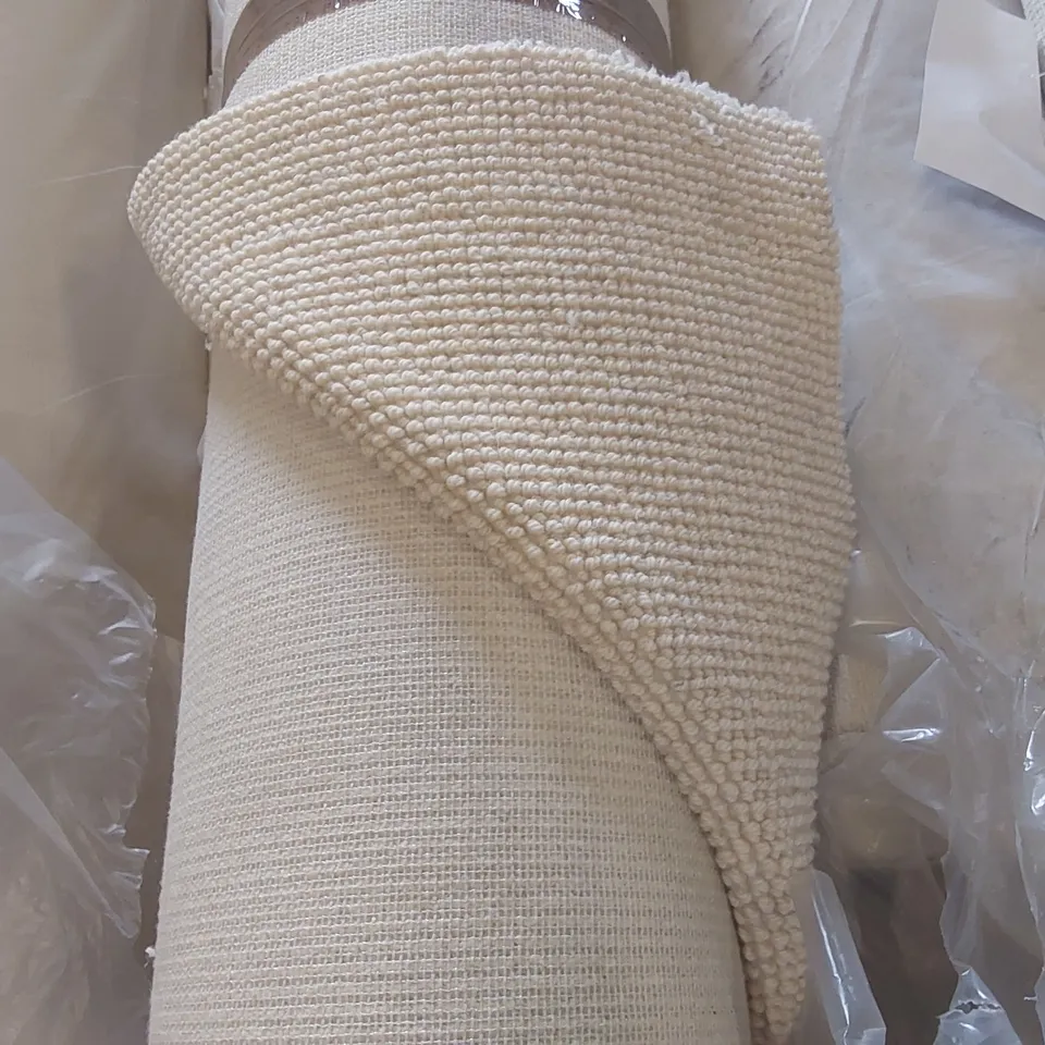 ROLL OF QUALITY BEACHCOMBER DUNE PEBBLE CARPET - APPROXIMATELY 4 x 4.92m