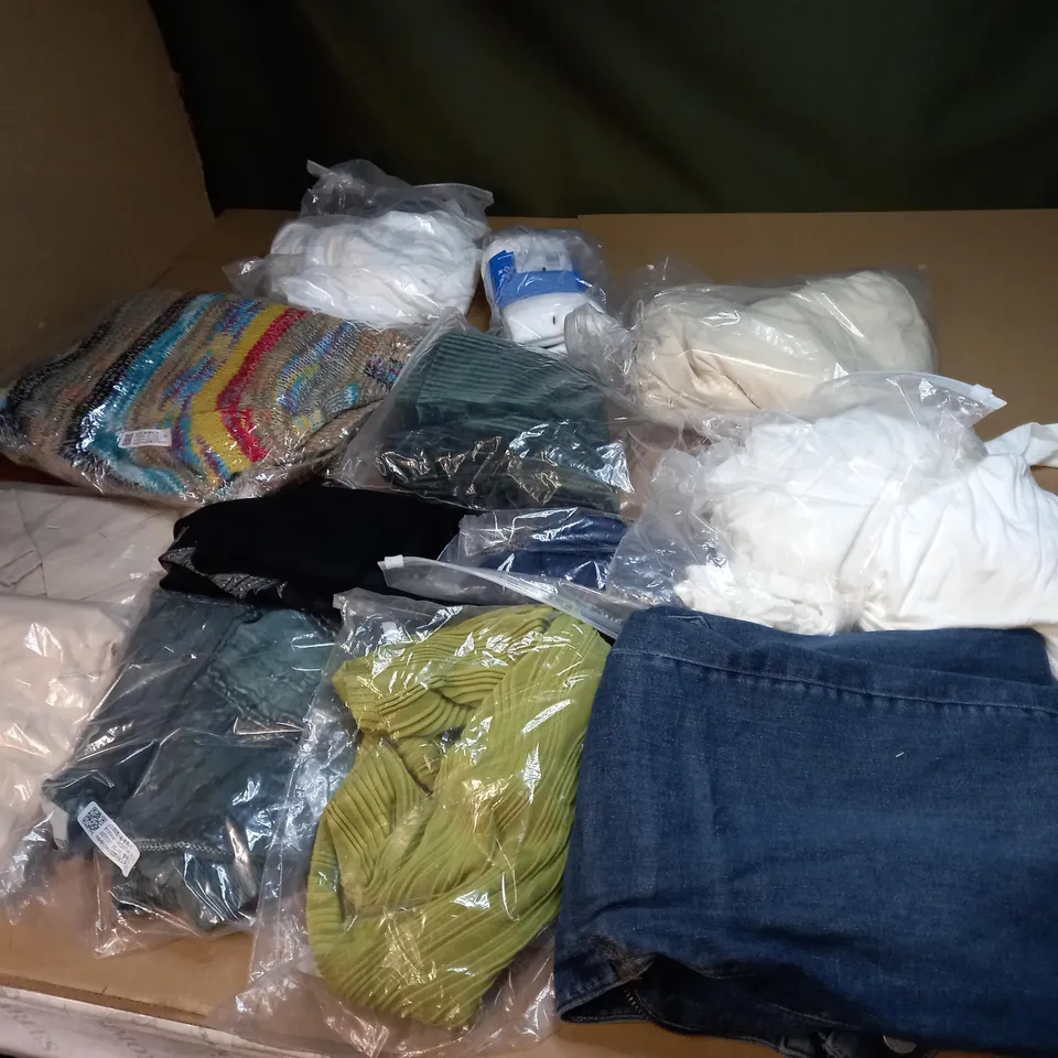 LOT OF APPROX 20 ASSORTED CLOTHING ITEMS TO INCLUDE JUMPERS, JEANS AND T-SHIRTS