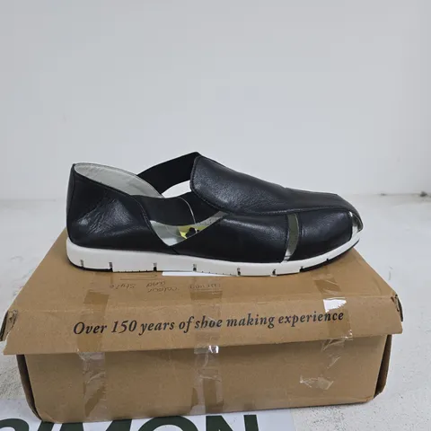 CUSHION WALK BLACK SHOE SIZE 8 BOXED
