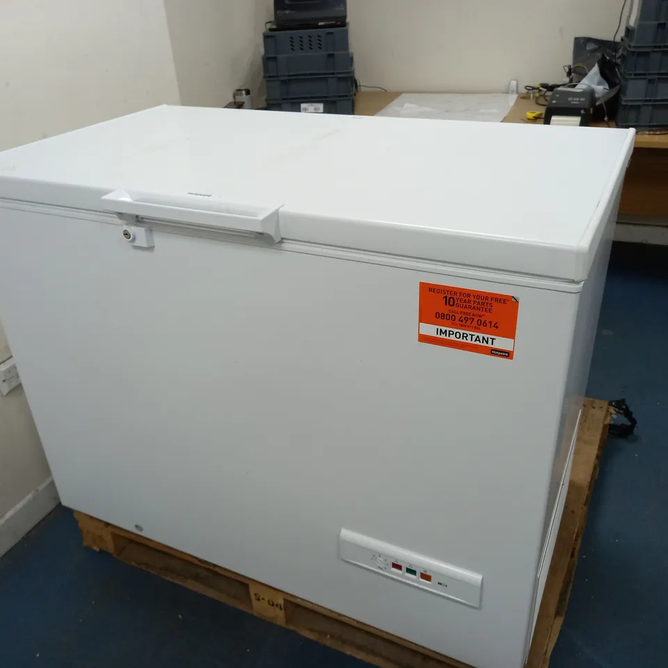 HOTPOINT CS1A 300 CHEST FREEZER / COLLECTION ONLY