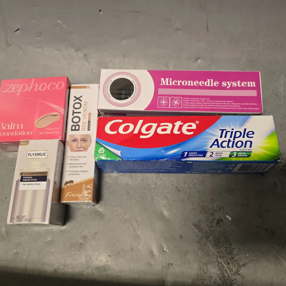 APPROXIMATELY 15 ASSORTED HEALTH & BEAUTY ITEMS TO INCLUDE - MICRONEEDLE SYSTEM, COLGATE TRIPLE ACTION , BOTOX BEE VENOM ETC