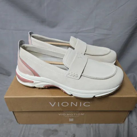 BOXED PAIR OF VIONIC 23 WALK LOAFERS IN CREAM/CAMEO ROSE SIZE 4.5