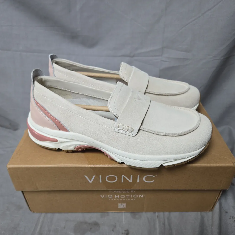 BOXED PAIR OF VIONIC 23 WALK LOAFERS IN CREAM/CAMEO ROSE SIZE 4.5