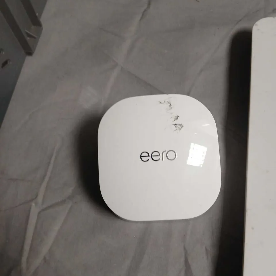 BOX OF ASSORTED ELECTRICAL ITEMS INCLUDING EERO MESH WI‑FI ROUTER SYSTEM – BLACK TOWER UNIT + WHITE CUBE