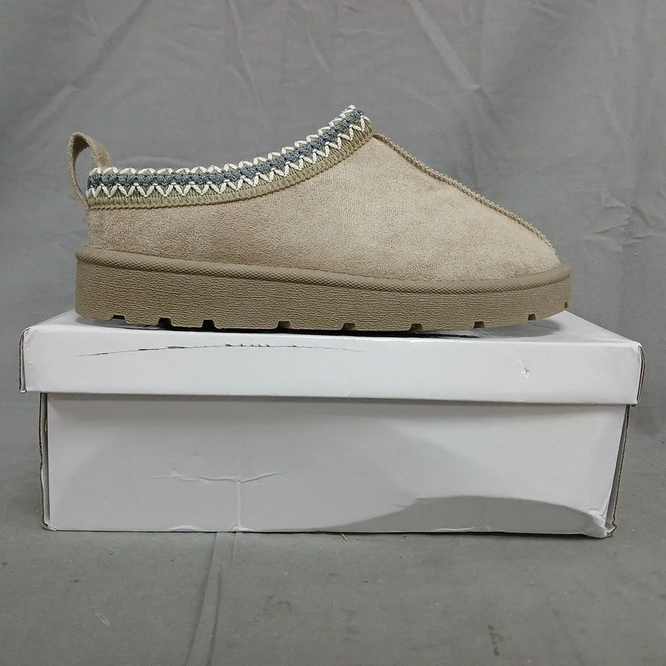 BOXED PAIR OF UNBRANDED SHOES IN LIGHT TAUPE SIZE 6