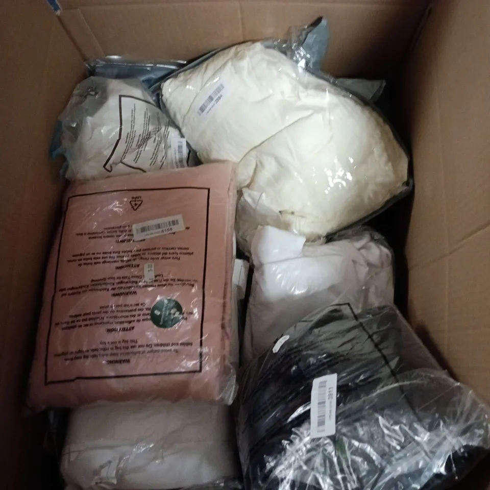 BOX OF APPROXIMATELY 18 ASSORTED HOUSEHOLD ITEMS TO INCLUDE BEDDING AND CLOTHING
