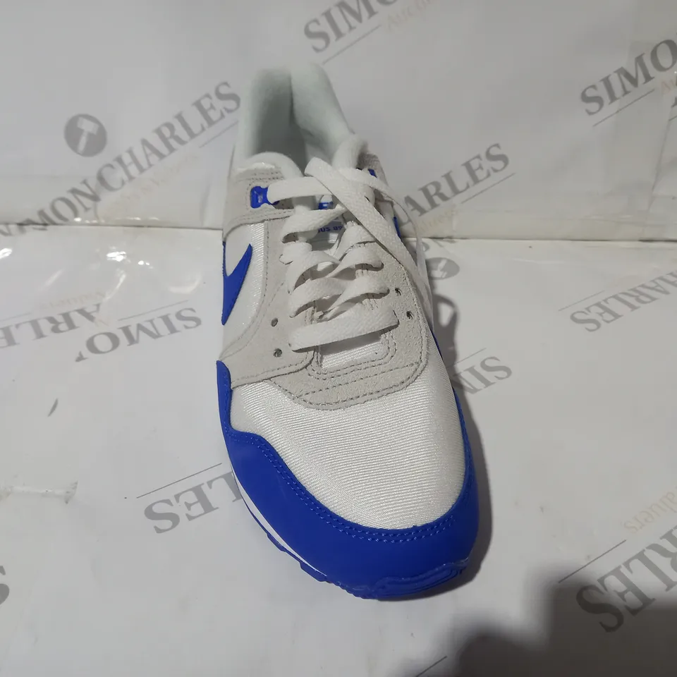 PAIR OF NIKE AIR TRAINERS IN WHITE/BLUE UK SIZE 6