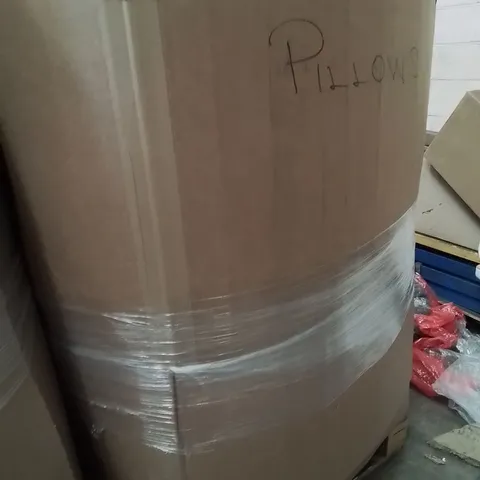 PALLET CONTAINING A LARGE QUANTITY OF PILLOWS