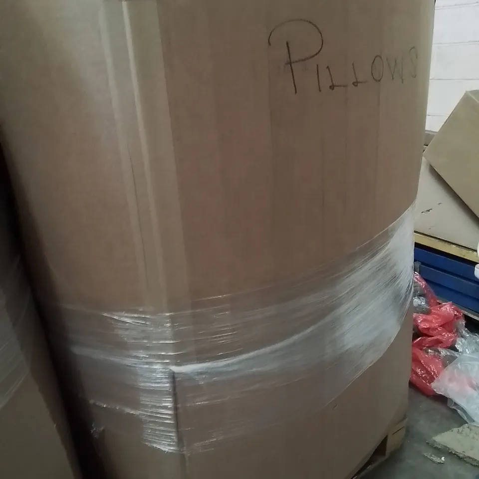 PALLET CONTAINING A LARGE QUANTITY OF PILLOWS