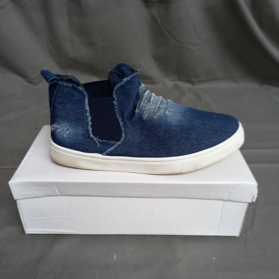 BOX OF 10 PAIRS OF WS SHOES SLIP ON SHOE IN BLUE DENIM - VARIOUS SIZES