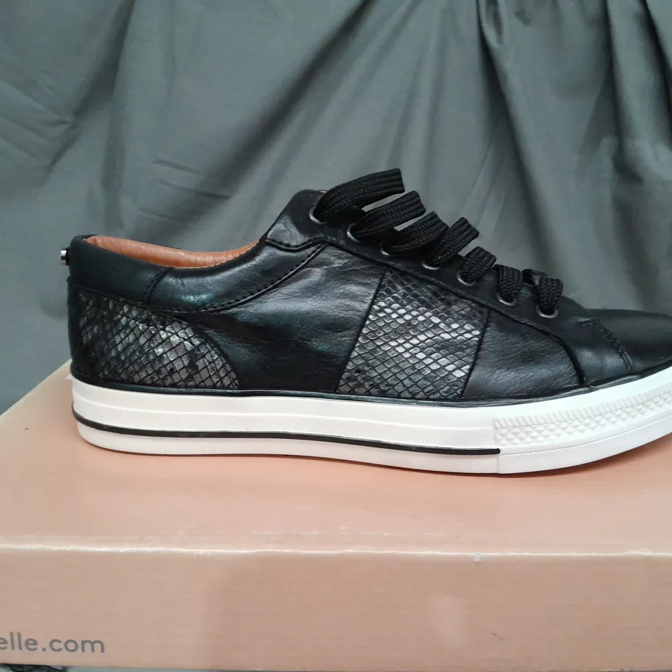 BOXED PAIR OF MODA IN PELLE ASTRIPE BLACK LEATHER TRAINERS - SIZE 7