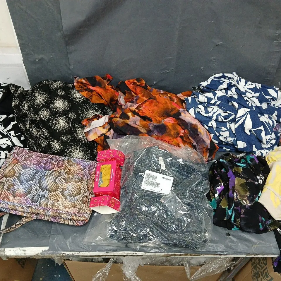 BOX OF APPROXIMATELY 15 ASSORTED CLOTHING ITEMS IN VARIOUS STYLES, COLOURS AND SIZES 