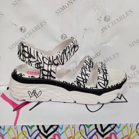 BOXED PAIR OF SKETCHERS LA SIZE 6 SANDALS