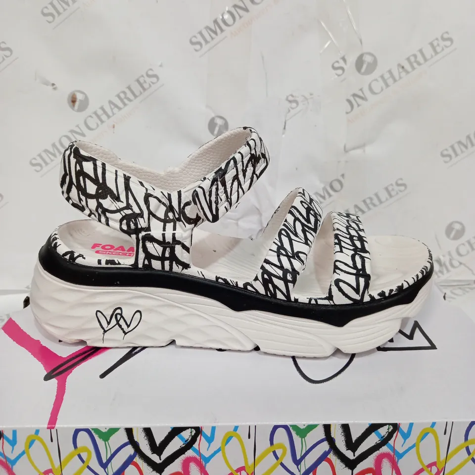 BOXED PAIR OF SKETCHERS LA SIZE 6 SANDALS 