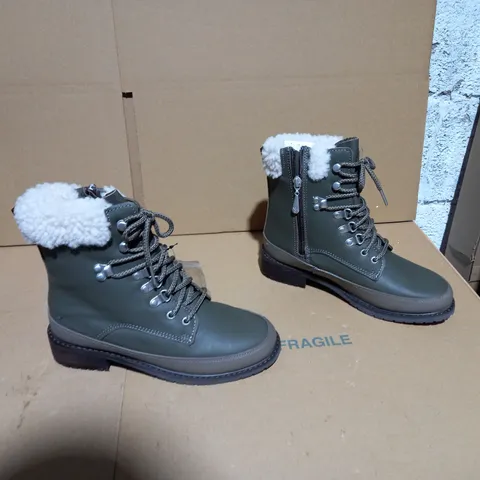 EMU AUSTRALIA OKAB DARK OLIVE BOOT SIZE 5 