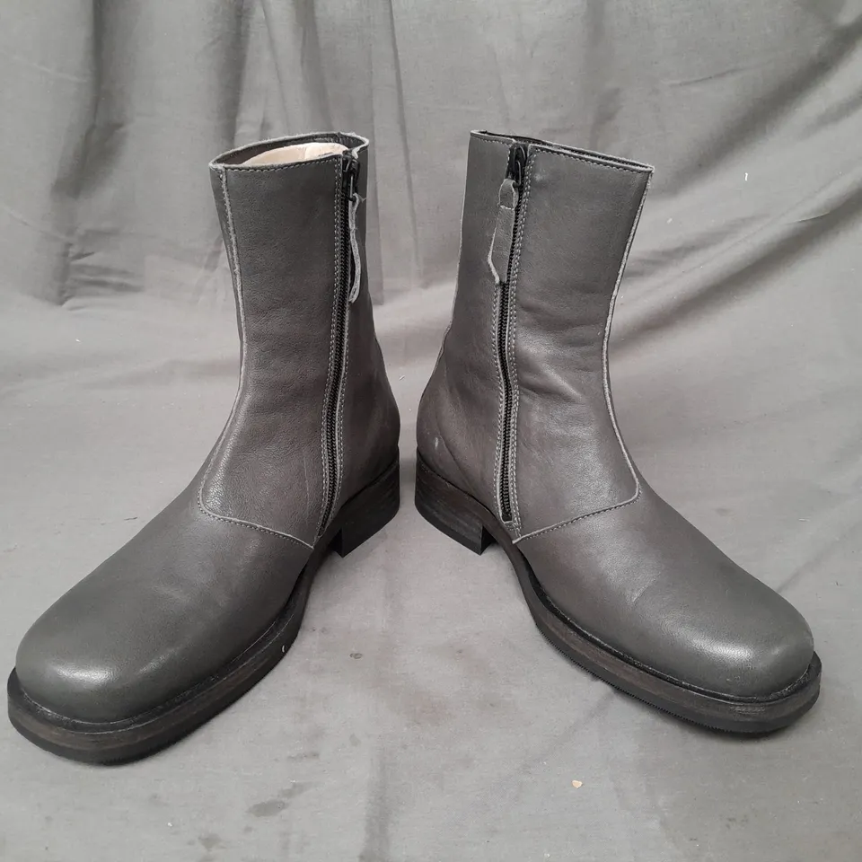 BOXED PAIR OF DESIGNER ANKLE BOOTS IN GREY EU SIZE 38