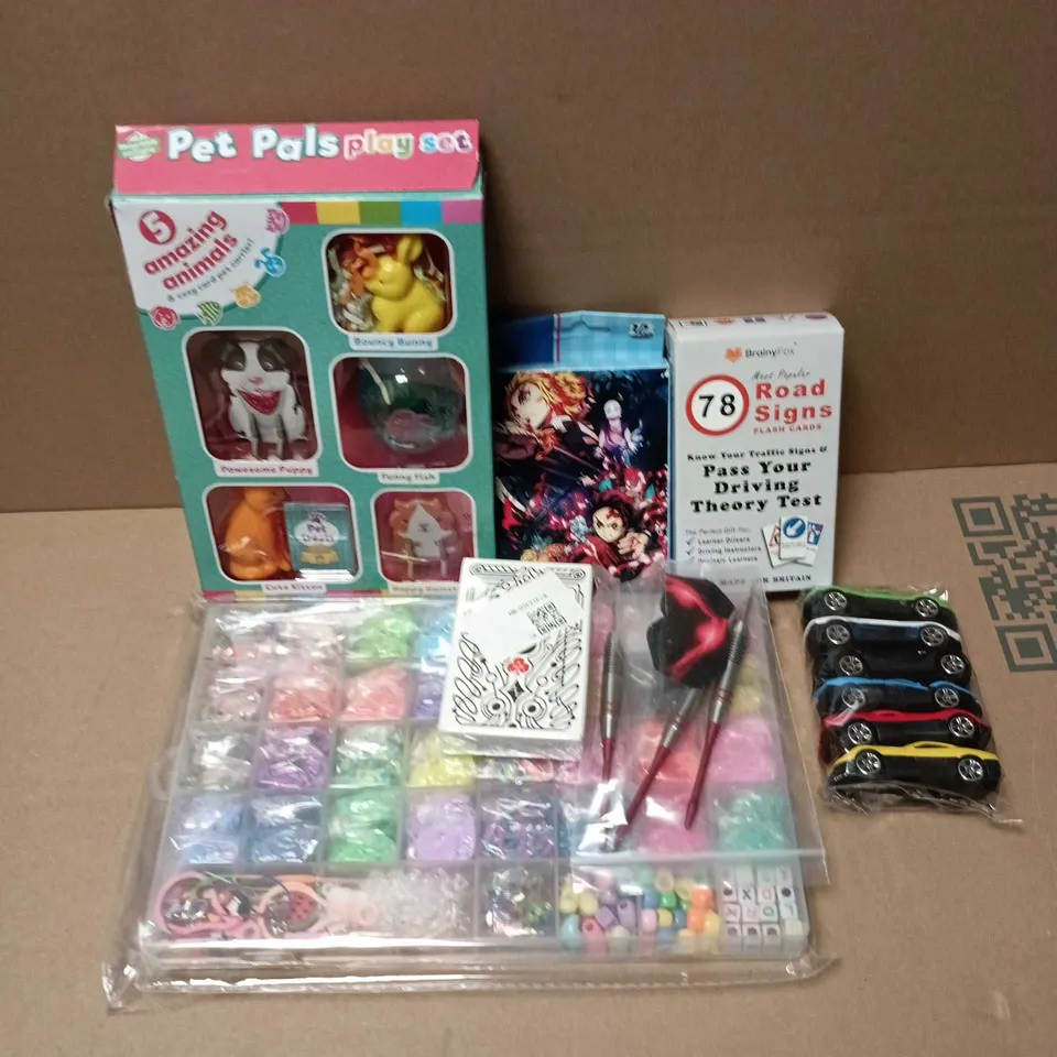 APPROXIMATELY 15 ASSORTED TOYS & GAMES PRODUCTS TO INCLUDE DARTS, ROAD SIGNS CARDS, PET PALS PLAY SET, ETC