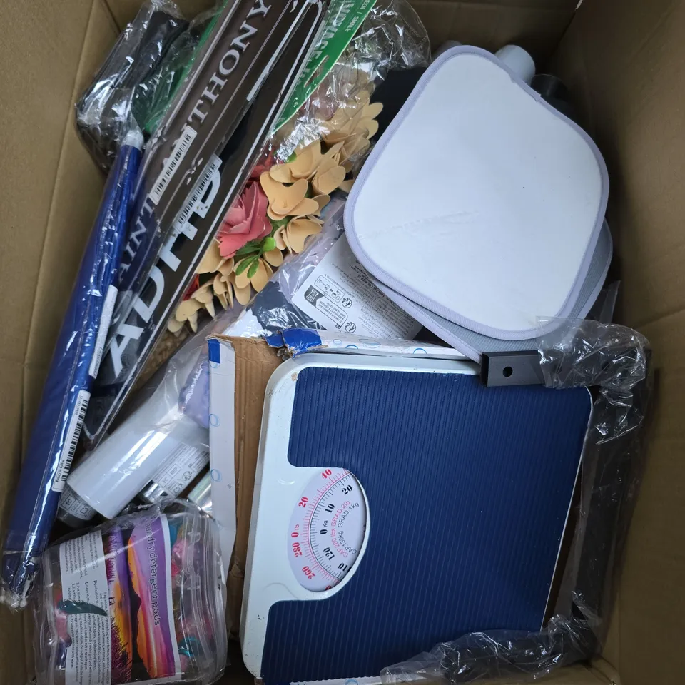 APPROXIMATELY 10 ASSORTED HOUSEHOLD ITEMS TO INCLUDE WALLPAPER - SCALES 