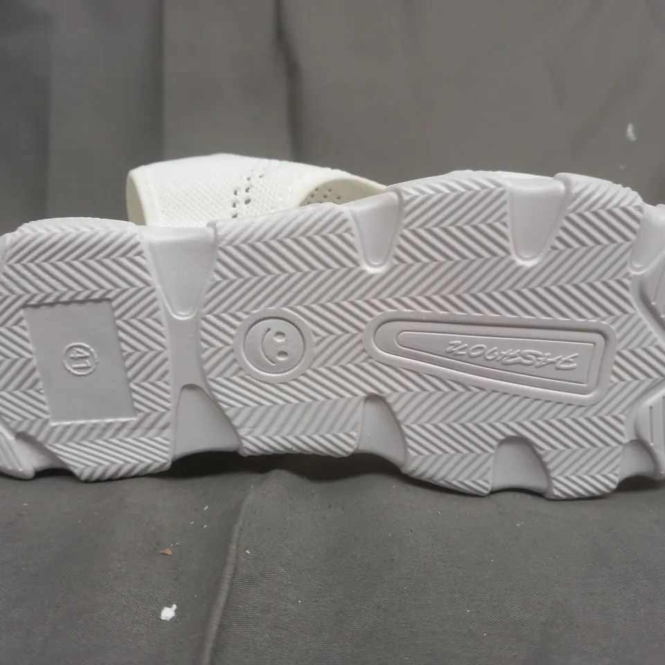 BOXED PAIR OF DESIGNER KNIT EFFECT SANDALS IN WHITE EU SIZE 41
