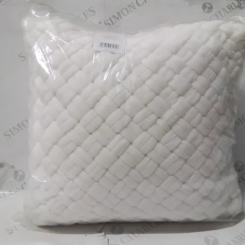 BRAND NEW SEALED CHUNKY KNIT CUSHION WITH FILLING WHITE