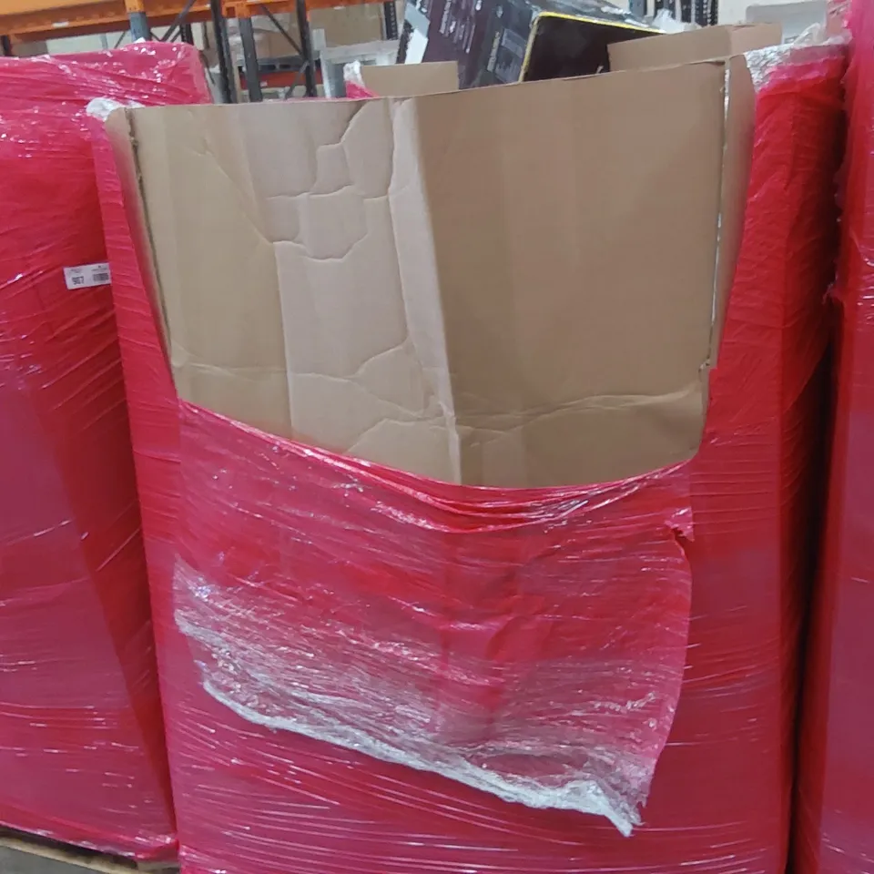 PALLET OF ASSORTED ITEMS INCLUDING: RUGS, METAL GARDEN FENCE, BLANKET ECT