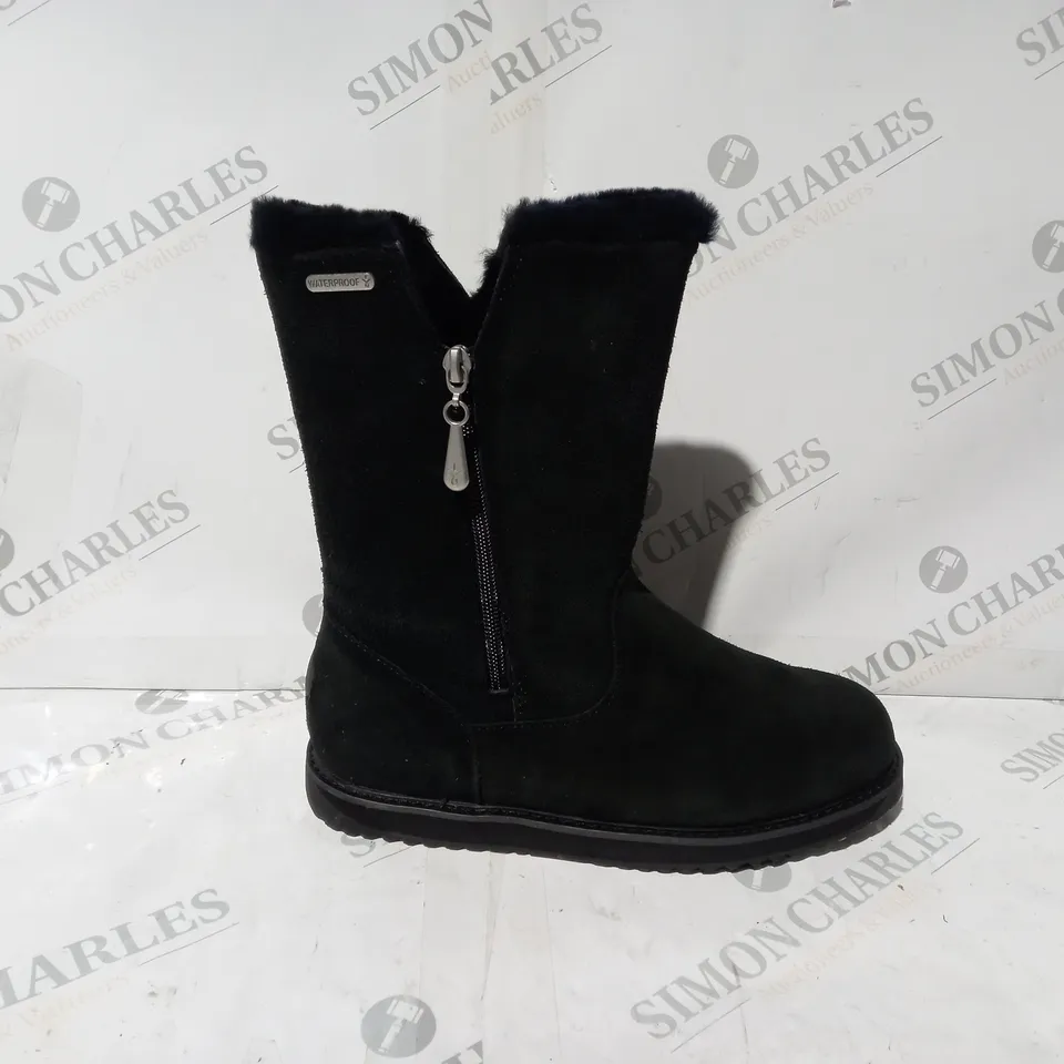 BOXED PAIR OF EMU GRAVELLY BOOTS IN BLACK UK SIZE 6