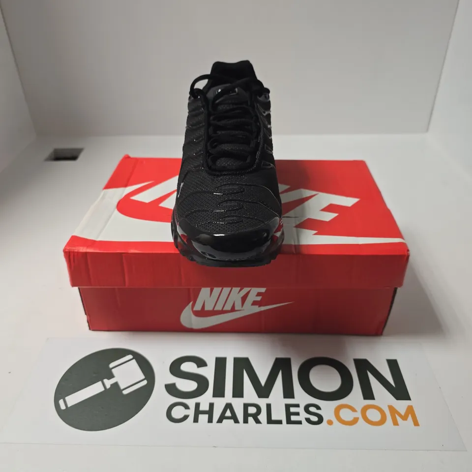 BOXED PAIR OF NIKE AIR MAX PLUS TRAINERS IN ALL BLACK - UK 9