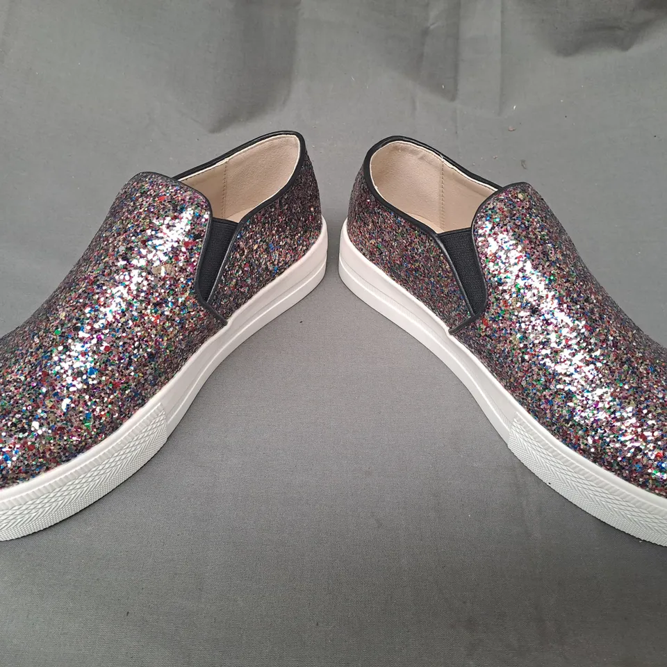 BOXED PAIR OF DESIGNER SHOES IN MULTICOLOUR W. GLITTER EFFECT EU SIZE 37