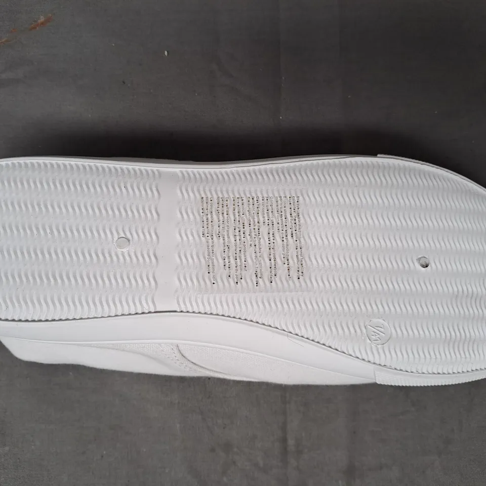 BOX OF APPROXIMATELY 5 PAIRS OF DESIGNER CANVAS SHOES IN WHITE IN VARIOUS SIZES