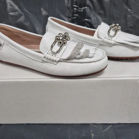 BOXED PAIR OF MODA IN PELLE FRANCHESKA LOAFERS IN WHITE SIZE 7