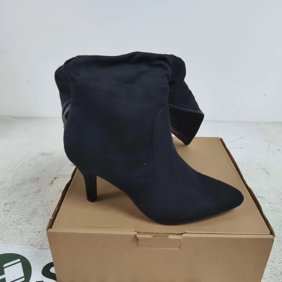 LADIES COLLECTION BLACK BOOTS SIZE 4 BOXED