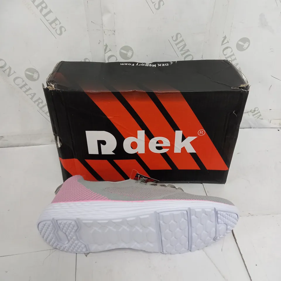 BOXED PAIR OF RDEK FOX MEMORY FOAM 5 EYE LACE TRAINER SIZE 7
