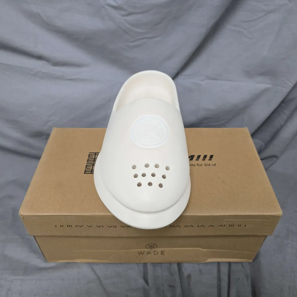 BOXED PAIR OF LI-NING WADE SLIDES IN WHITE - SIZE 9