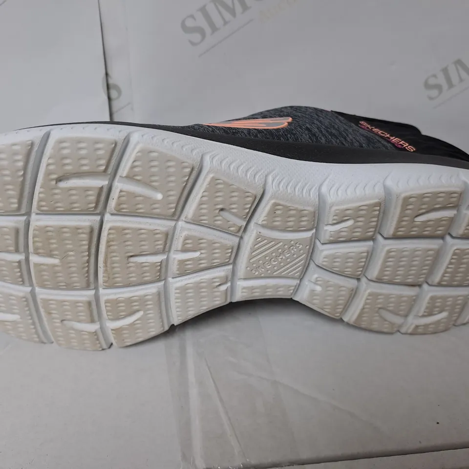 BOXED PAIR OF SKETCHERS SUMMIT SLIP ON TRAINER BLACK SIZE 5