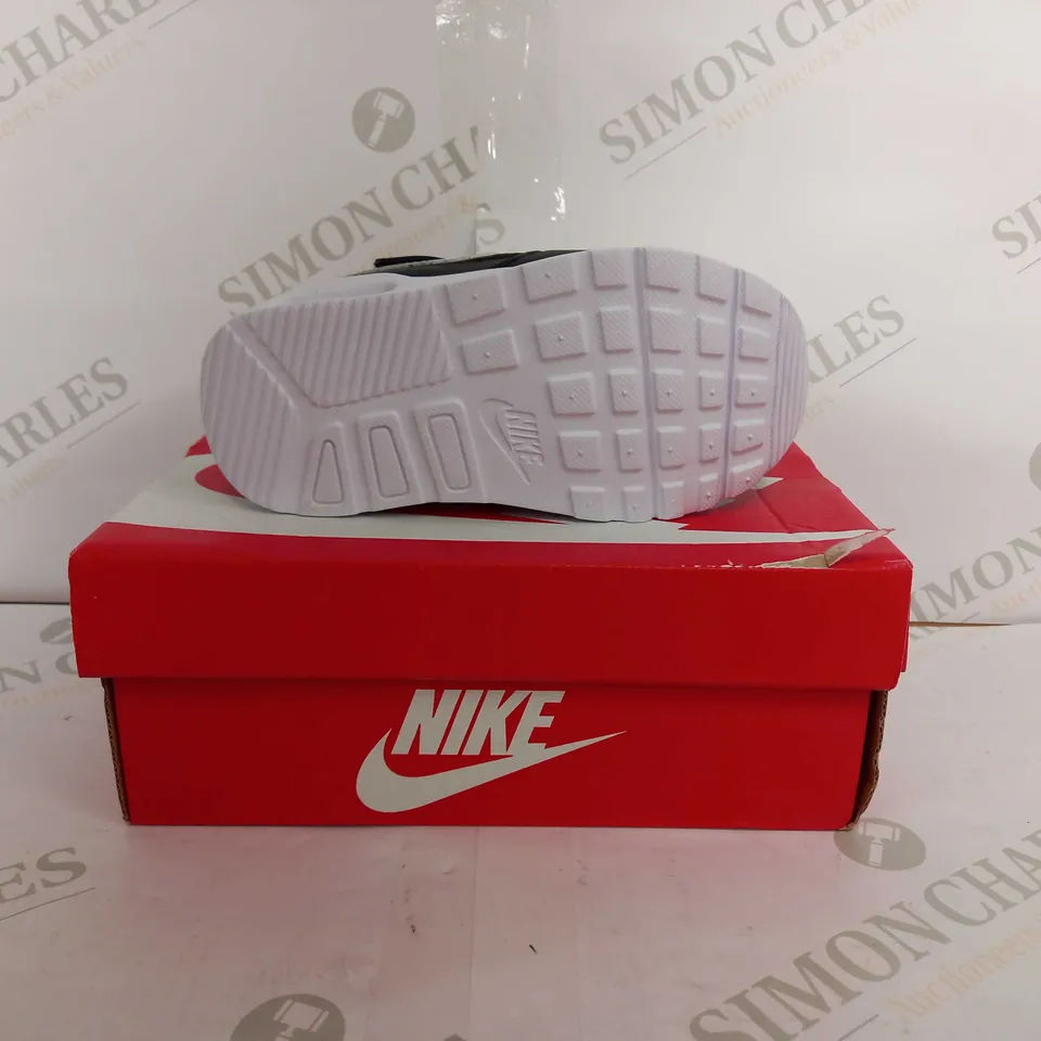 NIKE AIR MAX SC IN BLACK & WHITE KIDS SHOE - EUR 26 KIDS