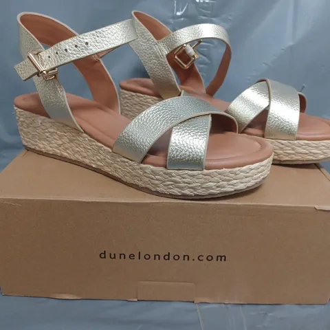 BOXED PAIR OF DUNE LONDON LOW WEDGE OPEN TOE SANDALS IN GOLD SIZE 5
