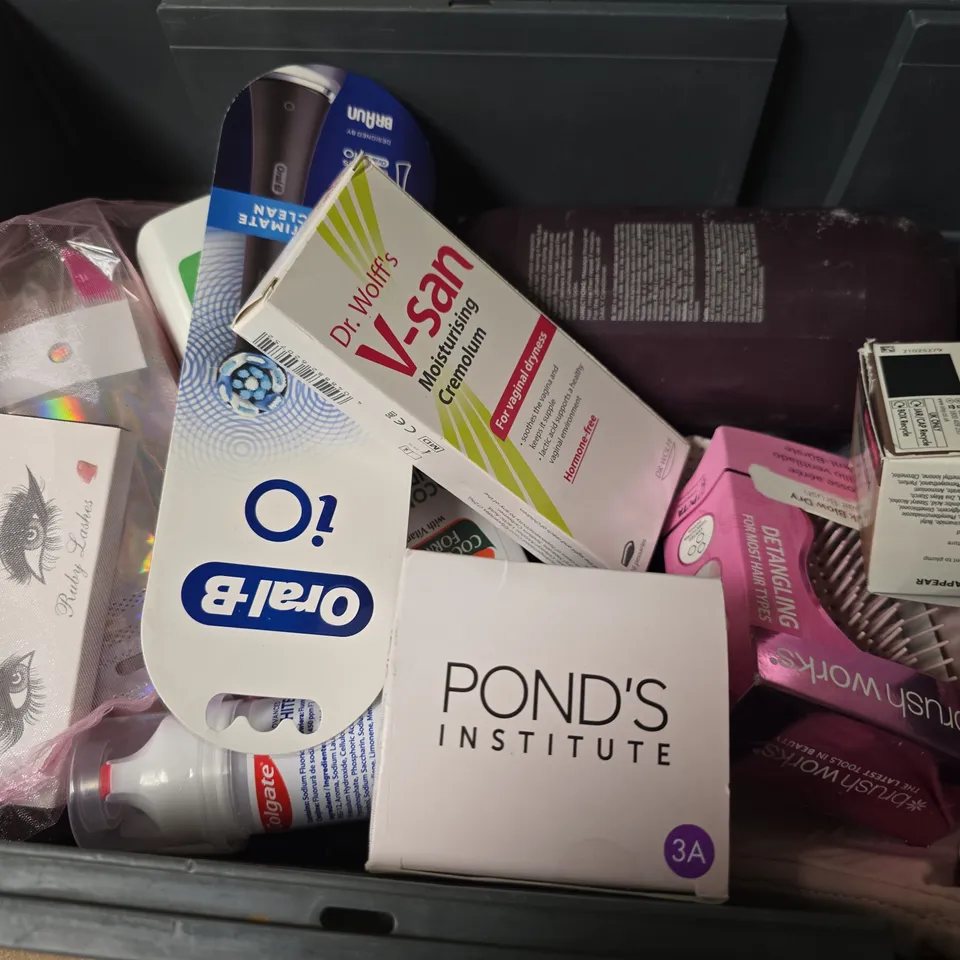 APPROXIMATELY 15 ASSORTED HEALTH & BEAUTY PRODUCTS TO INCLUDE PALMERS COCONUT OIL CONDITIONER, HEYXI CLEAR FOUNDATION MAKE-UP, ORAL-B IO HEADS, ETC - COLLECTION ONLY