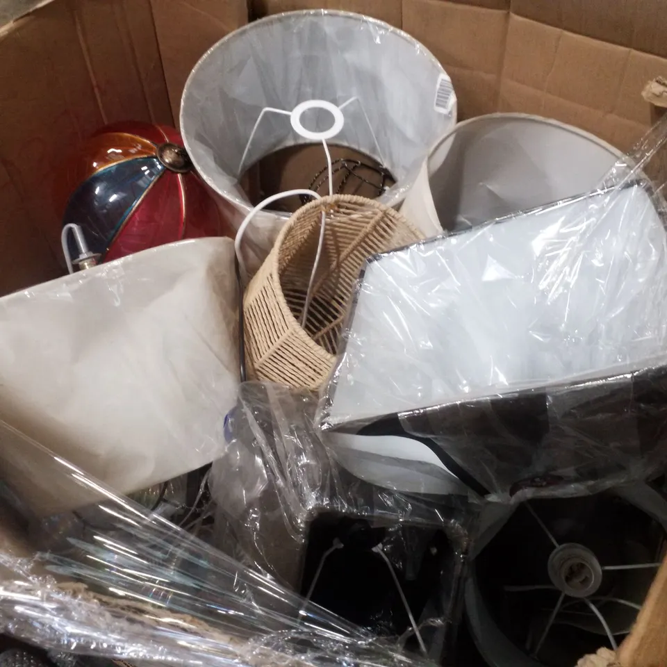 PALLET CONTAINING ASSORTED LAMPSHADES & COVERS