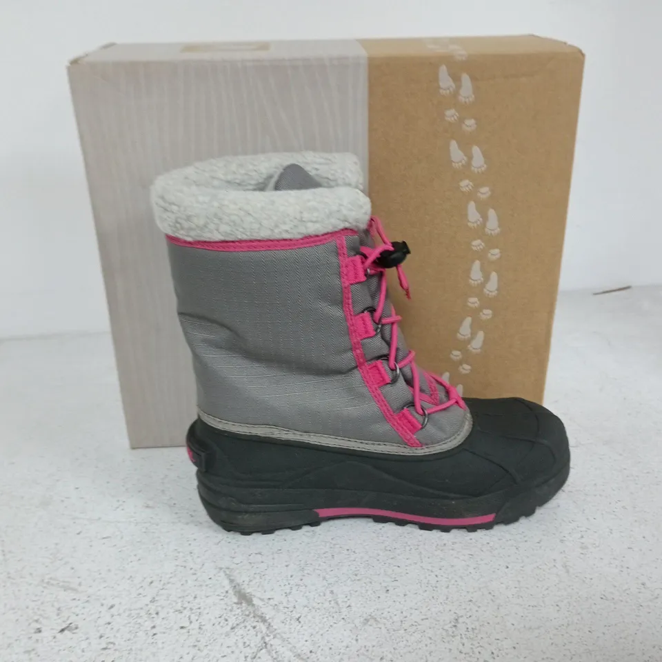 BOXED PAIR OF SOREL YOUTH CUMBERLAND 2 BOOTS IN LIGHT GREY/PINK - UK 4.5