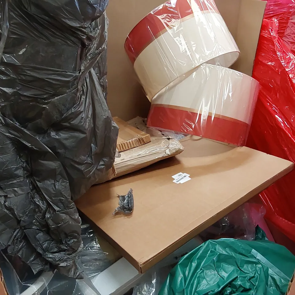 PALLET OF ASSORTED ITEMS INCLUDING: SPACE HEATER, OFFICE CHAIR, WALL MIRROR, LED AQUARIUM LIGHT 