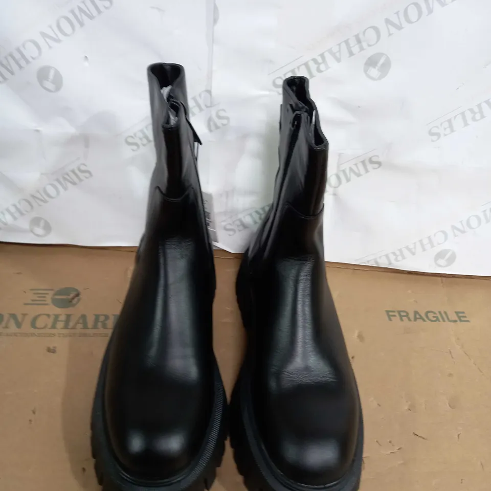 PAIR OF ZARA ANKLE BOOTS IN BLACK SIZE 39