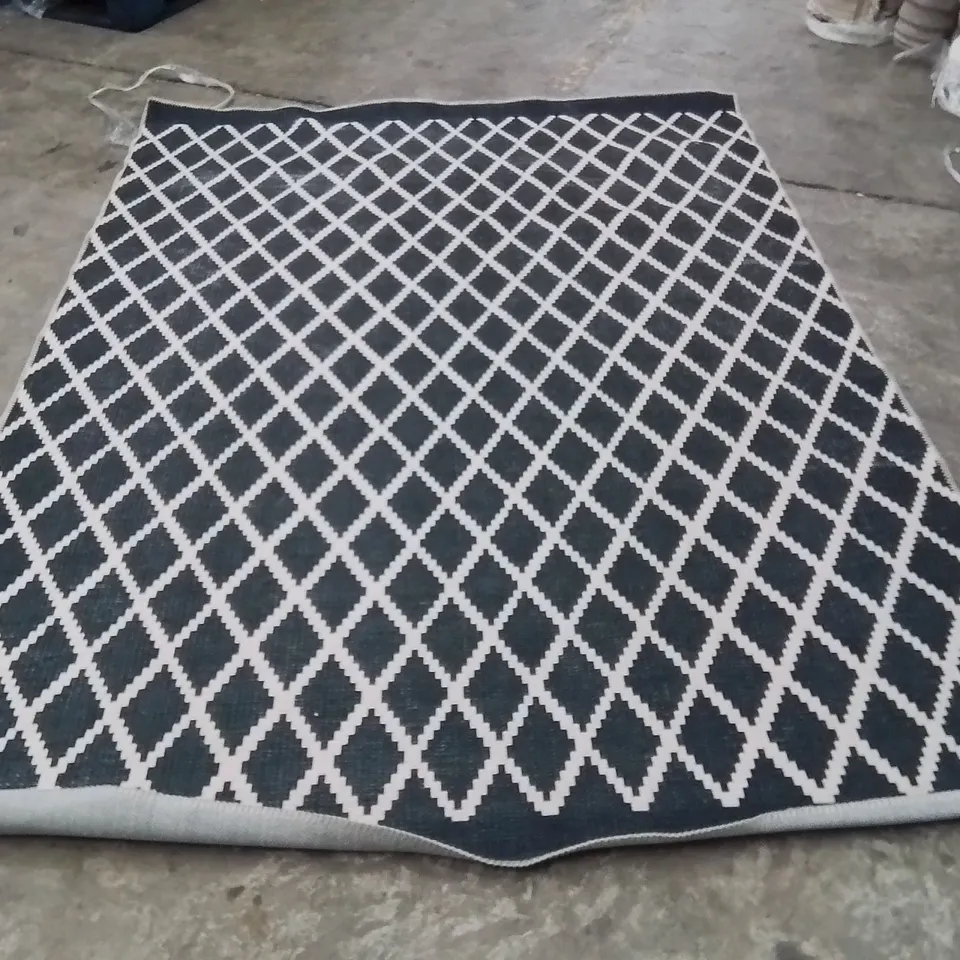 QUALITY DESIGNER AREA RUG - APPROXIMATELY 230X160CM