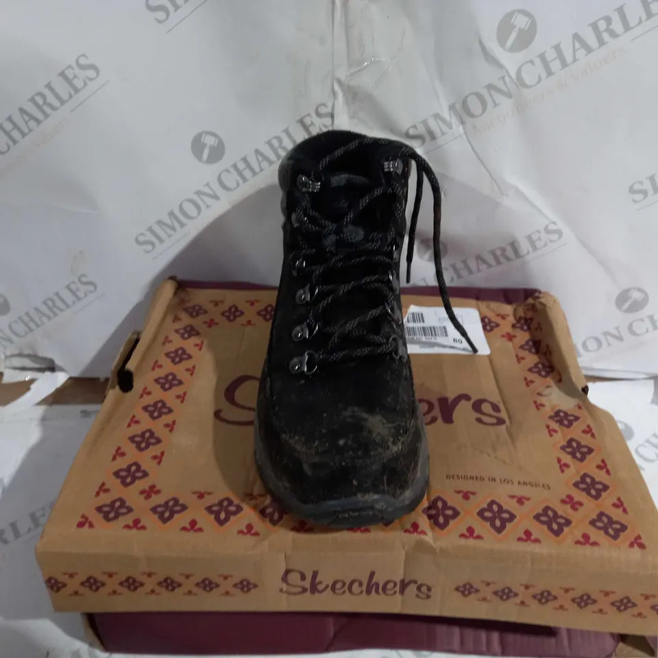 BOXED PAIR OF SKECHERS SYNERGY WARM BOOTS BLACK SIZE 4.5