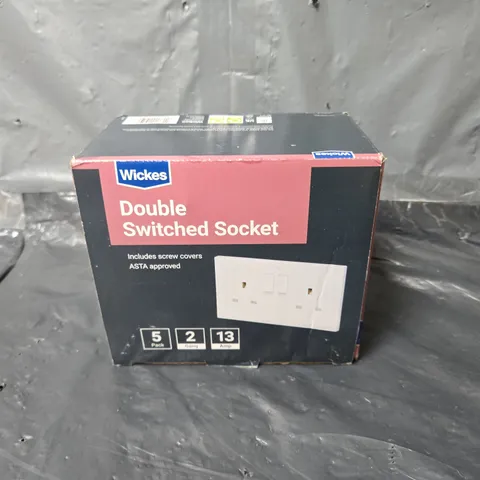 BOXED WICKES 5 PACK OF DOUBLE SWITCHED SOCKETS