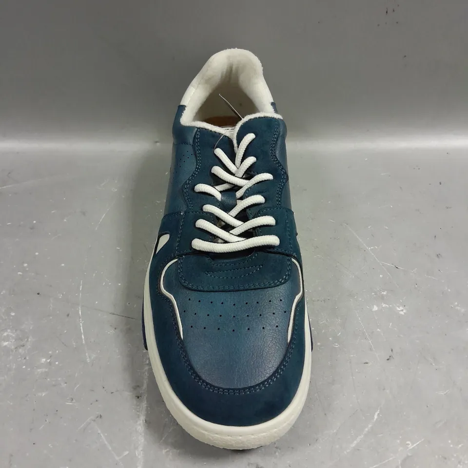 PAIR OF BOTTESINI LACE UP TRAINERS - 8