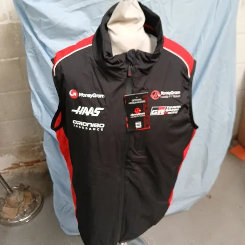 HAAS F1 TEAM OFFICIAL MERCHANDISE GILLET  – MONEYGRAM, BLACK WITH RED TRIM, UK L