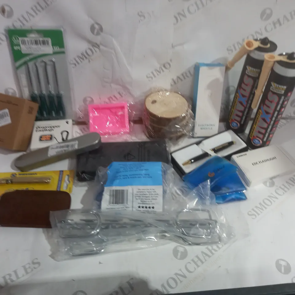 APPROXIMATELY 20 ASSORTED HOME ITEMS INCLUDING FLORAL MOLDS, EARPLUGS, WOODEN PIECES